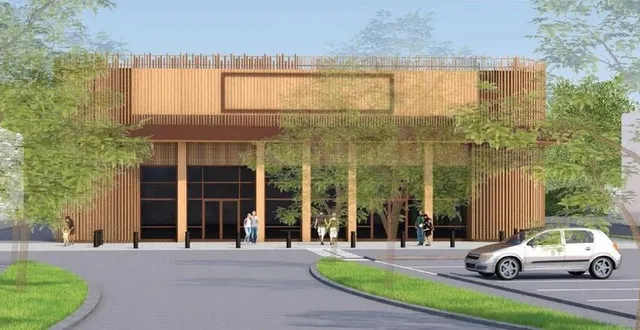 photo  ce bâtiment tout en bois est en construction zone nord du mans. il accueillera blackstore, une enseigne de prêt-à-porter avant la rentrée de septembre 2025.  &copy;  sign architecture 