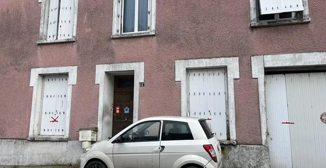 photo  les ouvertures de la maison sont scellées tandis que la voiture du mis en cause, david brosseau, est restée garée devant, jonchée de canettes de bière.  &copy;  ouest-france 