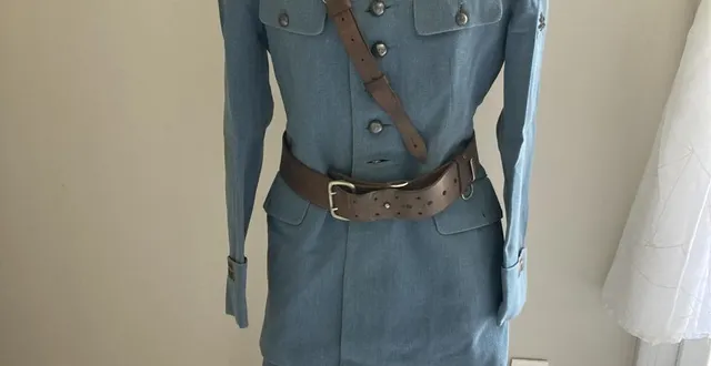 photo  l’uniforme militaire bleu horizon de la première guerre mondiale a été porté en 1971, par le lieutenant guy, du 511e régiment d’artillerie spéciale.  &copy;  ouest-france 