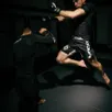 photo  le mma est un sport de combat qui combine plusieurs disciplines comme la boxe, le jiu-jitsu brésilien, la lutte, le kickboxing et d’autres arts martiaux. 