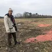 photo  beaufort-en-anjou, le 19 février 2025. denis benoit, un habitant de gée, a eu la mauvaise surprise de découvrir un dépôt sauvage de semences enrobées de pesticides dans un champ au lieu-dit l’aube-basseteau. il estime qu’une centaine de kg de semences traitées ont été abandonnées. 