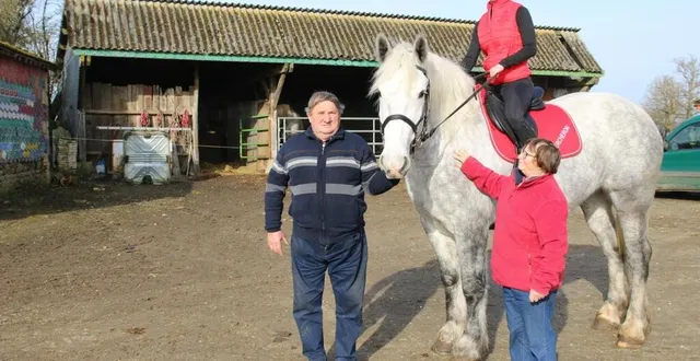 photo  monique et alain patout, présentent mascotte d’atout avec sa cavalière lola.  &copy;  ouest-france 