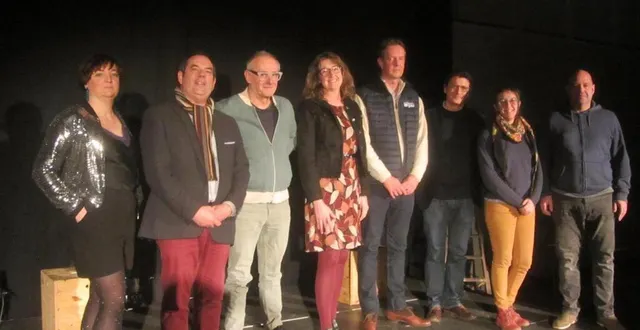 photo  artistes et élus lors de l’inauguration du festival ça chauffe, à mûrs-érigné, lundi 17 février 2025.  &copy;  ouest-france 