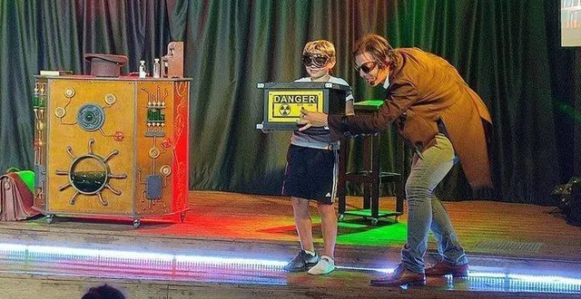 photo  le professeur nox et son jeune assistant, aussi maladroits et imprévisibles l’un que l’autre, poursuivent un rêve auquel ils voudraient donner une réalité.  &copy;  dr 