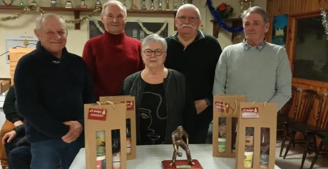 photo  henry leray et louis alusse (à gauche), les vainqueurs, avec anita barbarin,secrétaire, et guy elye et joseph pruleau.  &copy;  ouest-france 