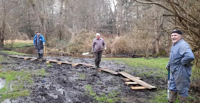 photo  session de préparation et d’aménagement des parcours en zones humides par les membres des deux associations  &copy;  randonneurs parignéens. 