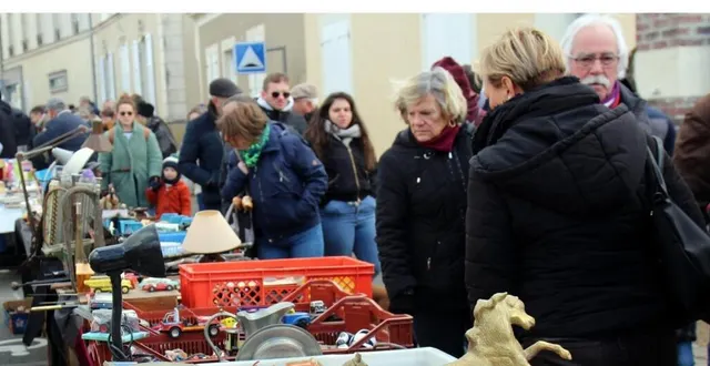 photo  le vide-greniers de marigné-laillé, l’un des premiers de la saison, attire toujours la foule.  &copy;  archives le maine libre 