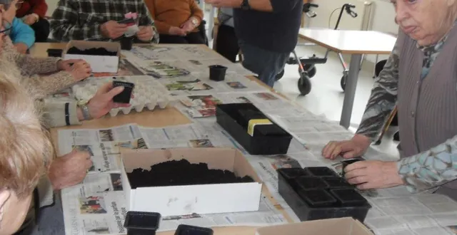 photo  m. et mme gourdin du jardinier sarthois de ballon animent les ateliers de jardinage.  &copy;  le maine libre 