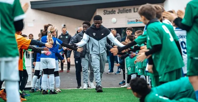 photo  mercredi 12 février, dans le cadre du partenariat avec le district de maine-et-loire, le saint-melaine-sur-aubance olympique sport (smos) a accueilli un plateau sur le stade julien-lambert, pour la première fois sur le terrain synthétique. des jeunes de six clubs du département ont pu jouer aux côtés de deux joueurs d’angers sco, carlens arcus et bamba dieng. au programme de cet après-midi, un temps de jeux et des dédicaces. laurent boissier, directeur sportif angers sco, était également présent pour ce moment d’échange et de partage.  &copy;  antonin verdier 