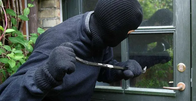 photo  les cambrioleurs utilisent la technique de la feuille blanche pour s’assurer qu’un logement a été déserté par ses occupants depuis plusieurs jours.  &copy;  woldike - fotolia 