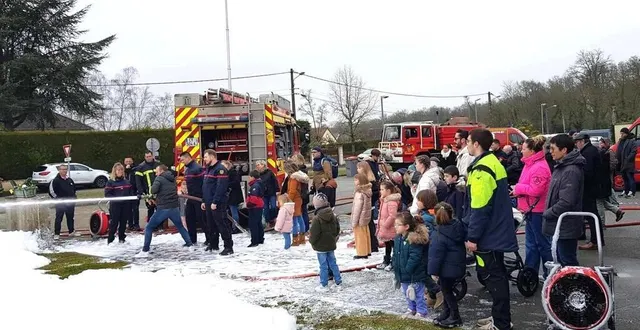 photo  dans le cadre du festival tout feu tout flamme, les visiteurs ont partagé un moment captivant avec les sapeurs-pompiers de bonnétable.  &copy;  le maine libre 