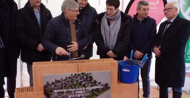 photo  le maire marc mercier a symboliquement scellé la première pierre jeudi dernier.  &copy;  le maine libre 