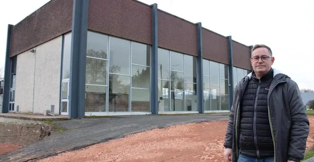 photo  vincent targat devant le bâtiment dont les travaux d’aménagement vont s’engager prochainement.  &copy;   ouest-france 