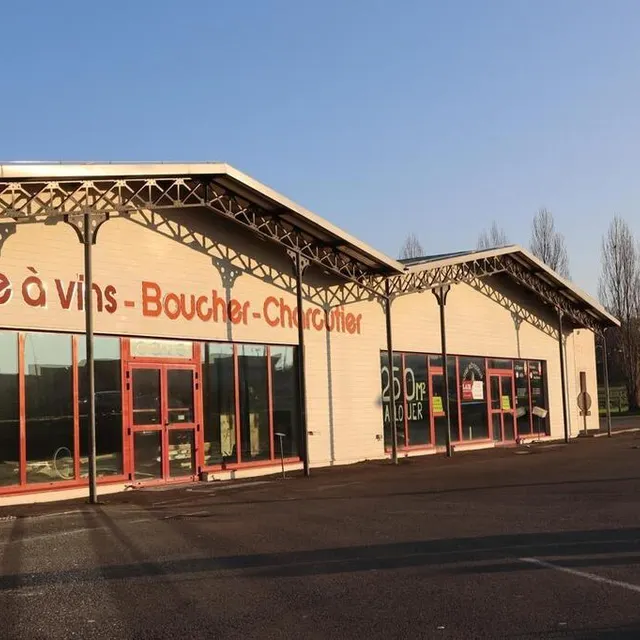 photo le magasin prix’miam occupera la cellule la plus à gauche du grand emplacement commercial vacant rue de la martinière à sablé-sur-sarthe.  ©  ouest-france