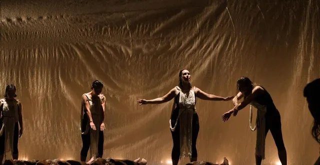 photo  les danseurs de l’atelier 7 de flers (orne), en pleine représentation en 2022.  &copy;  auriana houdelette 