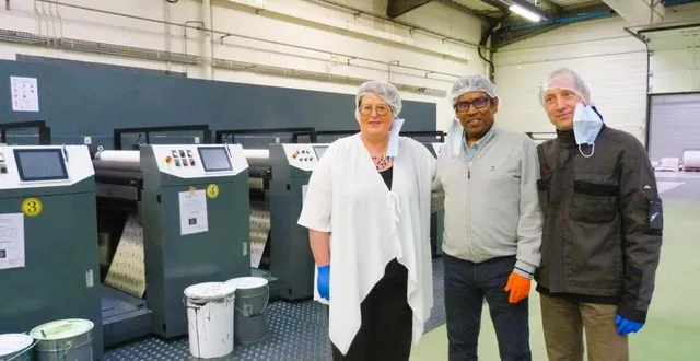 photo  isabelle cassé, gestionnaire administrative, tirouvady moutty, directeur de mouty cup’s et florent girard, directeur technique, devant les nouvelles lignes de production installées dans l’ex-usine de mecachrome  &copy;  ouest-france 