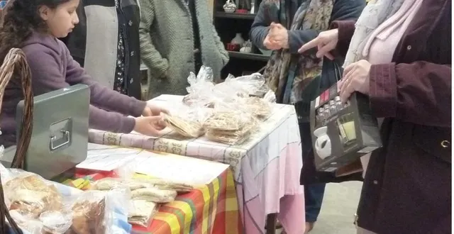 photo  les bénévoles de thouarcé solidarité accueillent les habitants lors de la vente de 2024.  &copy;  archives co 
