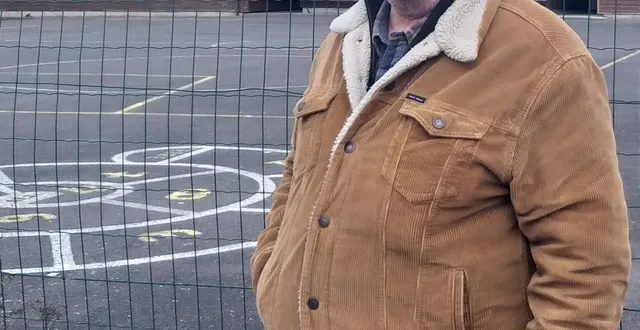 photo  joël tabareau devant l’école du village dont la toiture sera couverte de panneaux photovoltaïques.  &copy;  le maine libre 