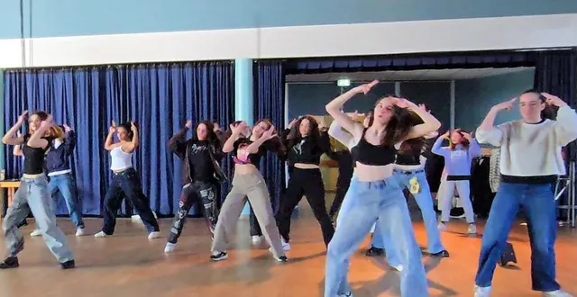 photo  une quarantaine de jeunes se sont fait plaisir sur le parquet du val’rhonne et ont dansé sur des airs coréens.  &copy;  le maine libre 