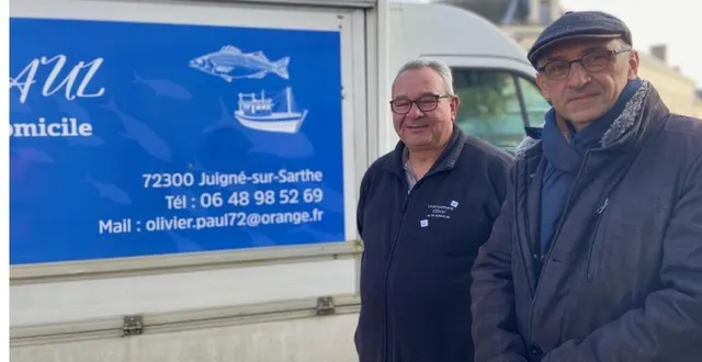 photo  olivier paul, le poissonnier ambulant, et gilles menant, chargé du développement et de l’attractivité socio-économique de la commune.  &copy;  ouest-france 