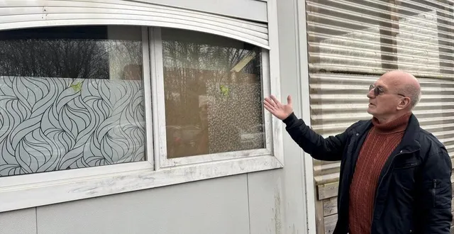 photo  alain lollier, responsable des restos du cœur à avrillé (maine-et-loire) devant le volet par lequel sont passés les cambrioleurs.  &copy;  ouest-france 