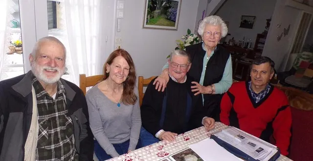 photo  une séance de travail avec une partie des passionnés autour de lucien chanroux.  &copy;  monique chanroux 
