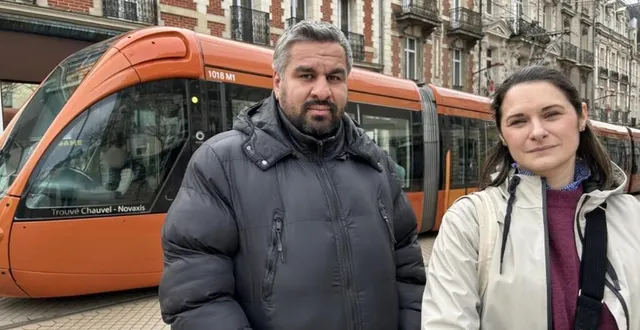 photo  sabri ayaden et sophie galéa, deux élus syndicaux, expliquent pourquoi la cfdt a déposé un préavis de grève à la setram, au mans (sarthe).  &copy;  ouest-france 