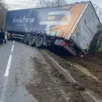 photo un poids lourd a terminé dans le fossé.