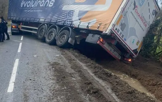 photo  un poids lourd a terminé dans le fossé.  &copy;  ville de brette-les-pins 