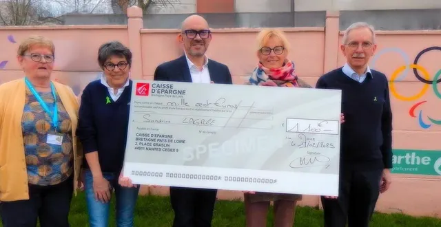 photo  olivier sasso, vice-président du conseil départemental, remet le chèque à sandrine lagrée, entourée d’isabelle lepetit-ferté, sylvie breton et yannick-perruisseau-carrier de l’adot 72.  &copy;  ouest-france 