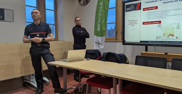 photo  benoit guérin, commandant au sdis 72, référent feux de forêt et des espaces naturels, et le lieutenant guillaume piron, ont expliqué en quoi consistait le rôle des sentinelles de la forêt.  &copy;  ouest-france 