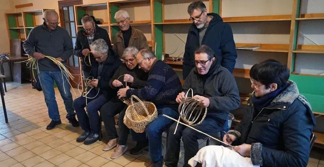 photo  bruno patry à gauche sur la photo, supervise le travail de chacun, qui va à son propre rythme. « pour réaliser ces petits paniers on peut le faire en 6 heures. après une soirée, on n’a pas l’impression d’avoir beaucoup avancé, mais c’est un début, ils apprennent ».  &copy;  ouest-france 