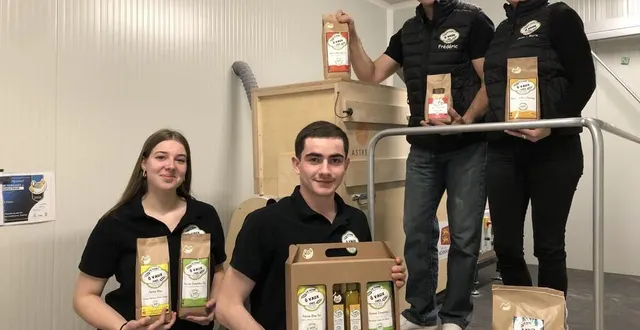photo  flora picard et tom duchemin-chardon, stagiaires ; frédéric loison, à la tête de la ferme ô vaux, à boitron (orne), et claire-marie gasnier, salariée.  &copy;  ouest-france 