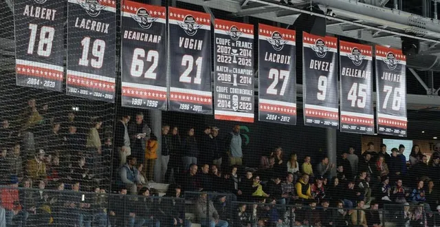 photo  la bannière centrale des ducs d’angers mentionne la coupe de france gagnée dimanche.  &copy;  co - jérôme hurstel 