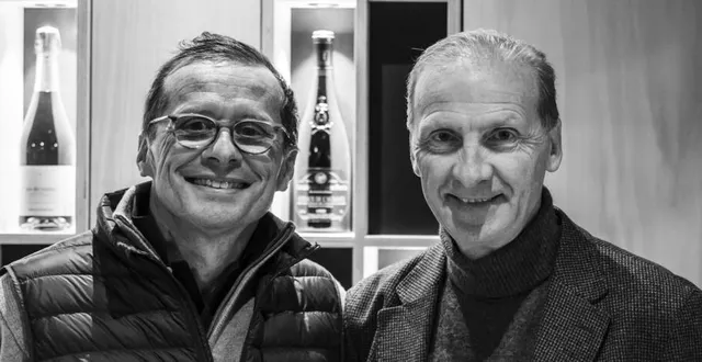photo  thierry denjean (à gauche) pose ici dans le hall d’accueil du domaine de haute-perche, à côté d’un collègue expert-comptable, jean-marcel giuliani, présent lors de la visite du domaine.  &copy;  ouest-france 