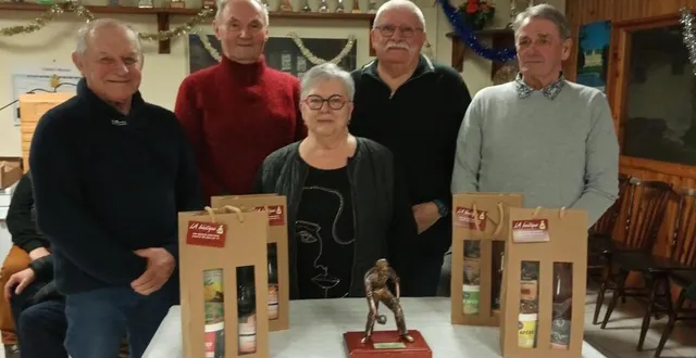 photo  henri leray et louis alusse (à gauche), en compagnie d’anita barbarin, secrétaire et de guy hélie et joseph pruleau, les finalistes.  &copy;  co 