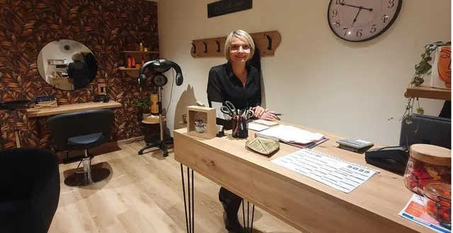 photo  coralie desnoës dans son salon refait à neuf.  &copy;  ouest-france 