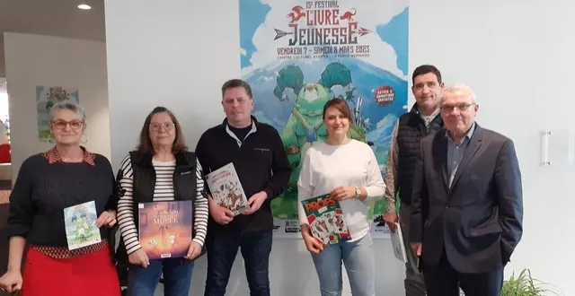 photo  l’équipe de la médiathèque-ludothèque jean d’ormesson : roseline dreux, , françoise pellodi, loïc le borgne, violaine colin avec laurent philibert et didier reveau, maire, présente  l’affiche de la 15e édition du festival du livre jeunesse.  &copy;  ouest-france 