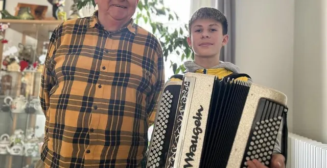 photo  daniel pichon, fondateur du festival national de l’accordéon de mulsanne, avec maxime crosnier en 2023.  &copy;  archives ouest-france 
