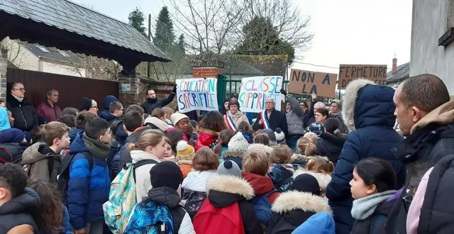 photo  parents et élus ont déjà manifesté à deux reprises devant le portail de l’école paul-segretain.  &copy;  le maine libre 