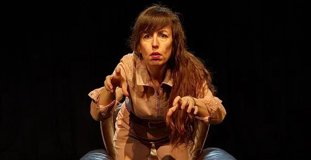 photo  aurélie ibanez dans “la femme à qui rien n’arrive”.  &copy;  l’arbre à fil 