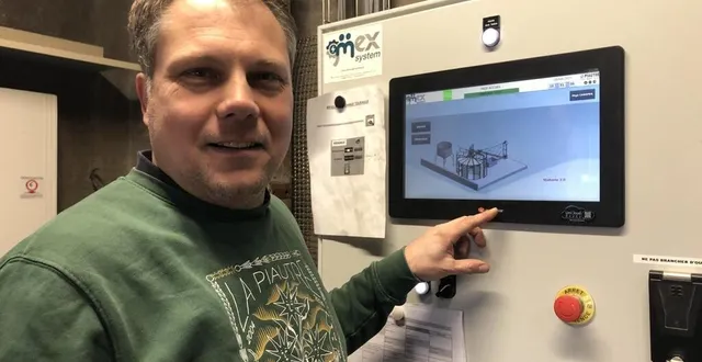 photo  la ménitré, le 18 février 2025. brice simon, le responsable de la nouvelle malterie de la piautre, pilote les machines depuis cet automate numérique. un outil de travail plus performant et plus confortable que le précédent.  &copy;  co – christophe ricci 