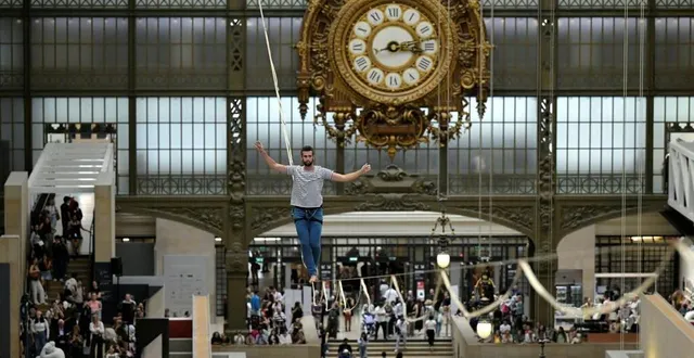 photo  le funambule nathan paulin devant le musée d’orsay, à l’occasion de l’olympiade culturelle de paris, le 16 septembre 2023.  &copy;  julien de rosa/afp 