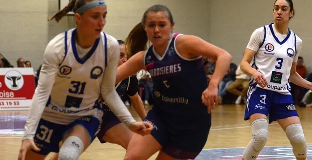 photo  chloé ferreira da costa (à gauche) et saumur n’ont laissé aucune chance à lamboisières.  &copy;  alain legembre 