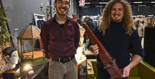 photo  erwan, 25 ans et aurélien, 30 ans, parcourent la france entière chaque week-end pour proposer des meubles et œuvres d’art.  &copy;  le maine libre – denis lambert 