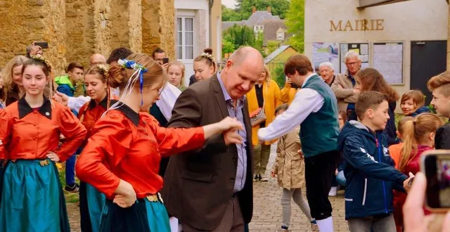 photo  en mai 2018, les allemands de wewelsburg avaient proposé des danses folkloriques aux habitants, dont jean-françois zalezny, le maire de précigné.  &copy;  gilles rousselet d’esclavelles 