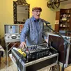 photo  à 78 ans, michel dublanc, surnommé « papy guetta », est un dj professionnel basé à thoiré-sur-dinan dans la sarthe. 