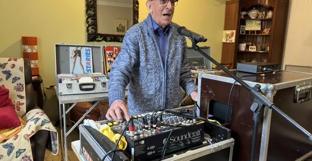 photo  à 78 ans, michel dublanc, surnommé « papy guetta », est un dj professionnel basé à thoiré-sur-dinan dans la sarthe.  &copy;  ouest-france 