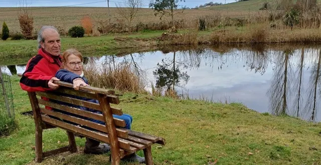 photo  jean-marc et roselyne bihoreau, au bord de l’étang qu’ils ont créé sur leur parcelle.  &copy;  ouest-france 