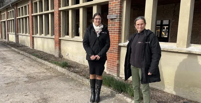 photo  lisa chaneac, architecte de l’ifce, et cécilia vadon, responsable opérationnelle de l’ifce du haras du pin, devant le bâtiment en cours de réhabilitation.  &copy;  ouest-france 